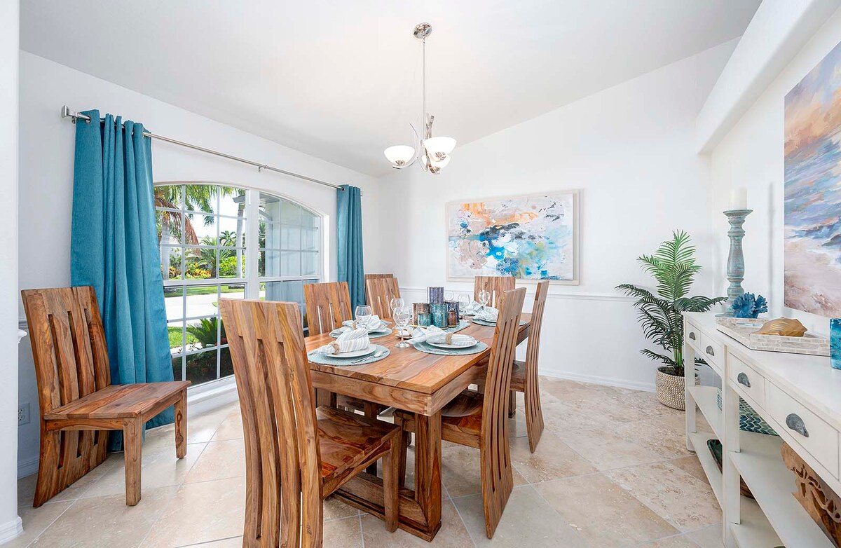 Salzwasser-Pool mit Whirlpool und Sonnenliegen auf der Lanai.