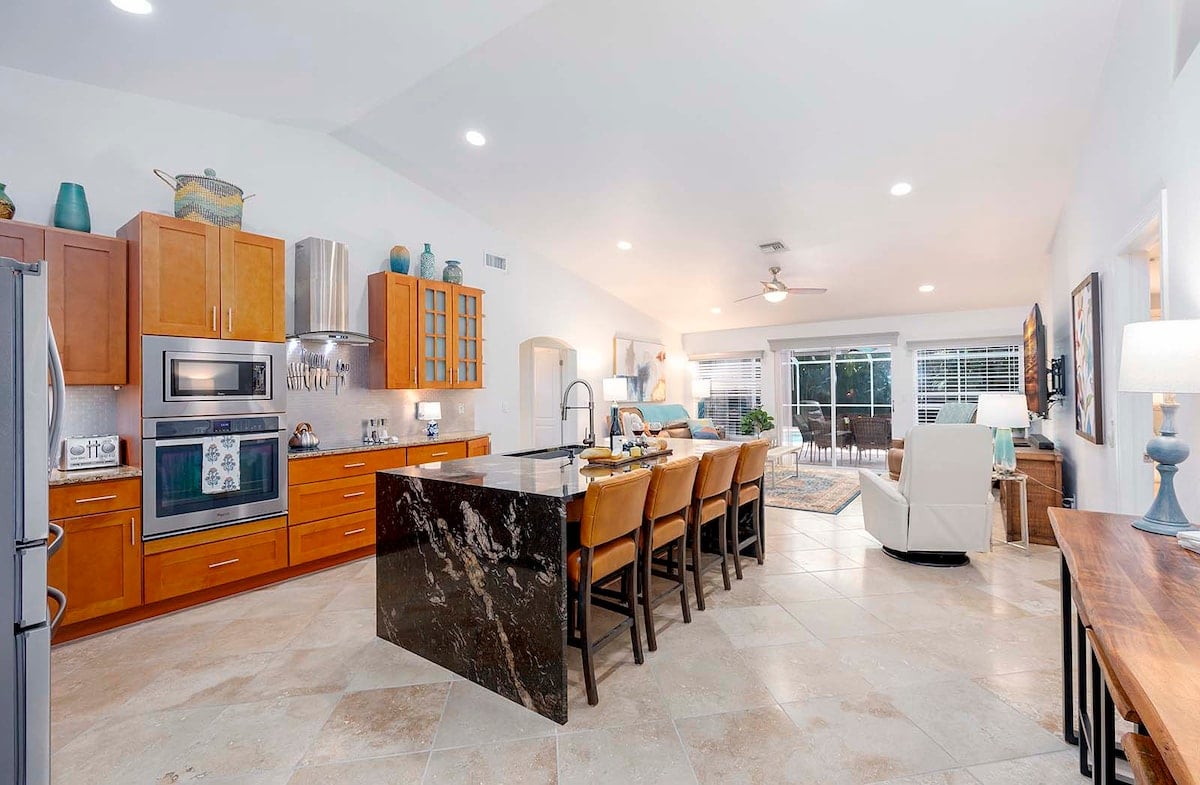 Salzwasser-Pool mit Whirlpool und Sonnenliegen auf der Lanai.