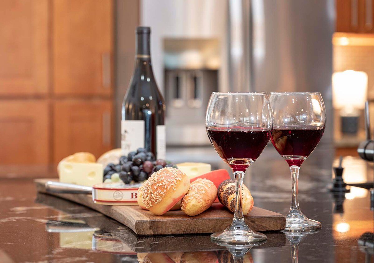 Salzwasser-Pool mit Whirlpool und Sonnenliegen auf der Lanai.