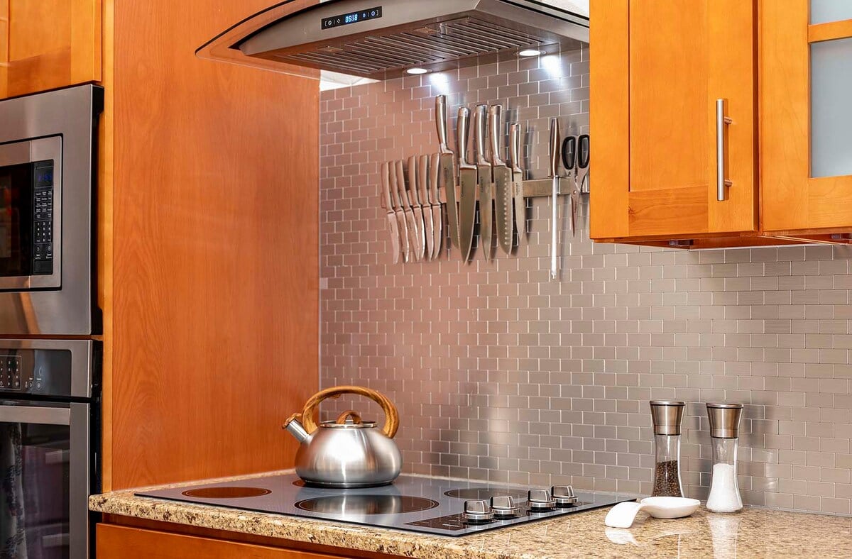 Salzwasser-Pool mit Whirlpool und Sonnenliegen auf der Lanai