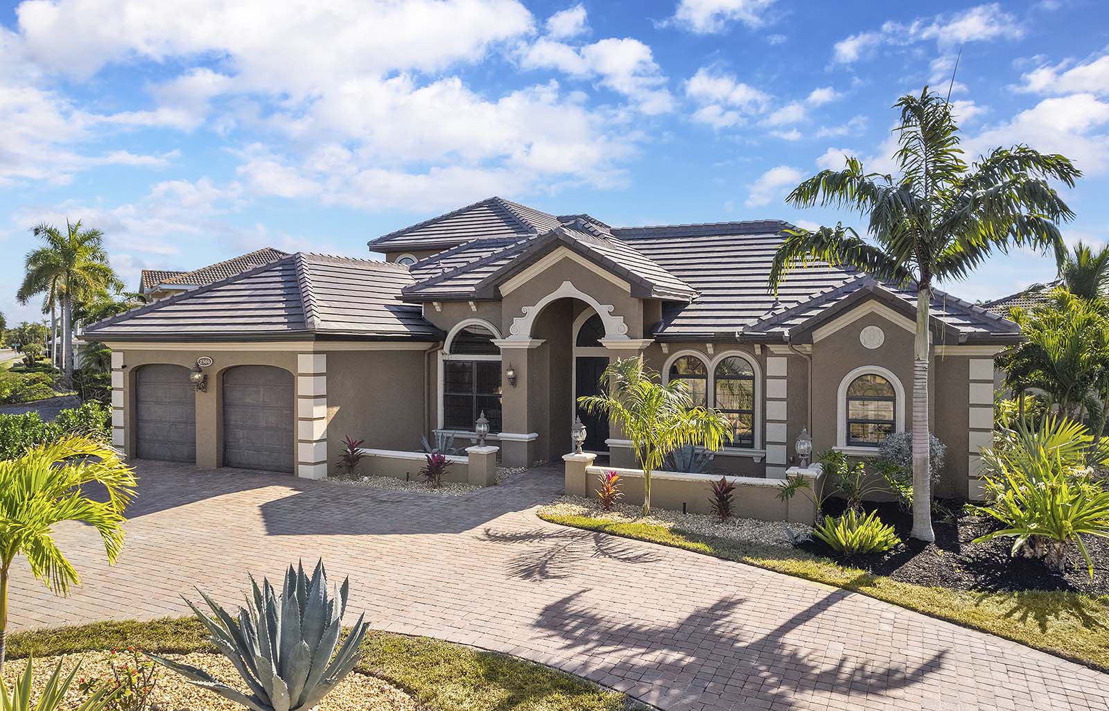 Poolbereich mit Lanai, Sitzgelegenheiten und Blick auf den Kanal.