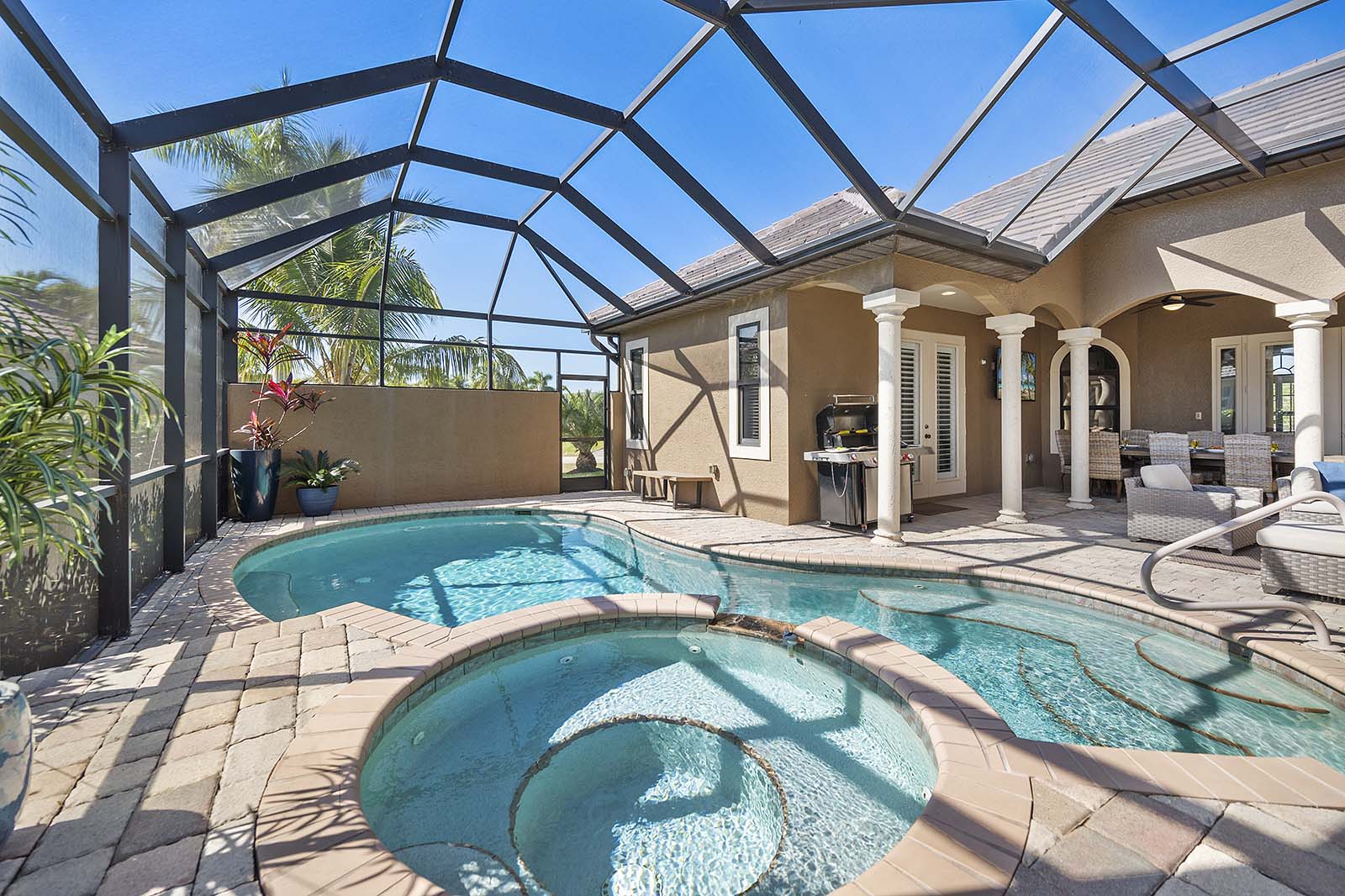 Überdachte Lanai mit Sitzbereich und Blick auf den Kanal.