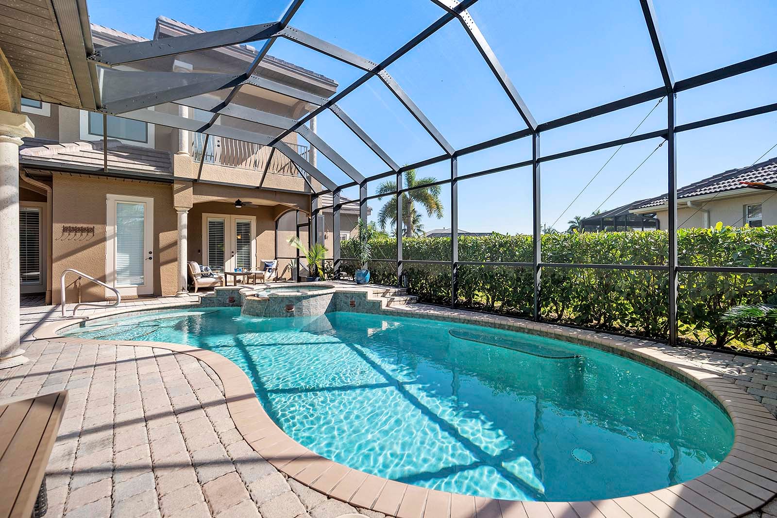 Poolbereich mit Salzwasser-Pool und Spa auf der Lanai mit Blick auf den Kanal.