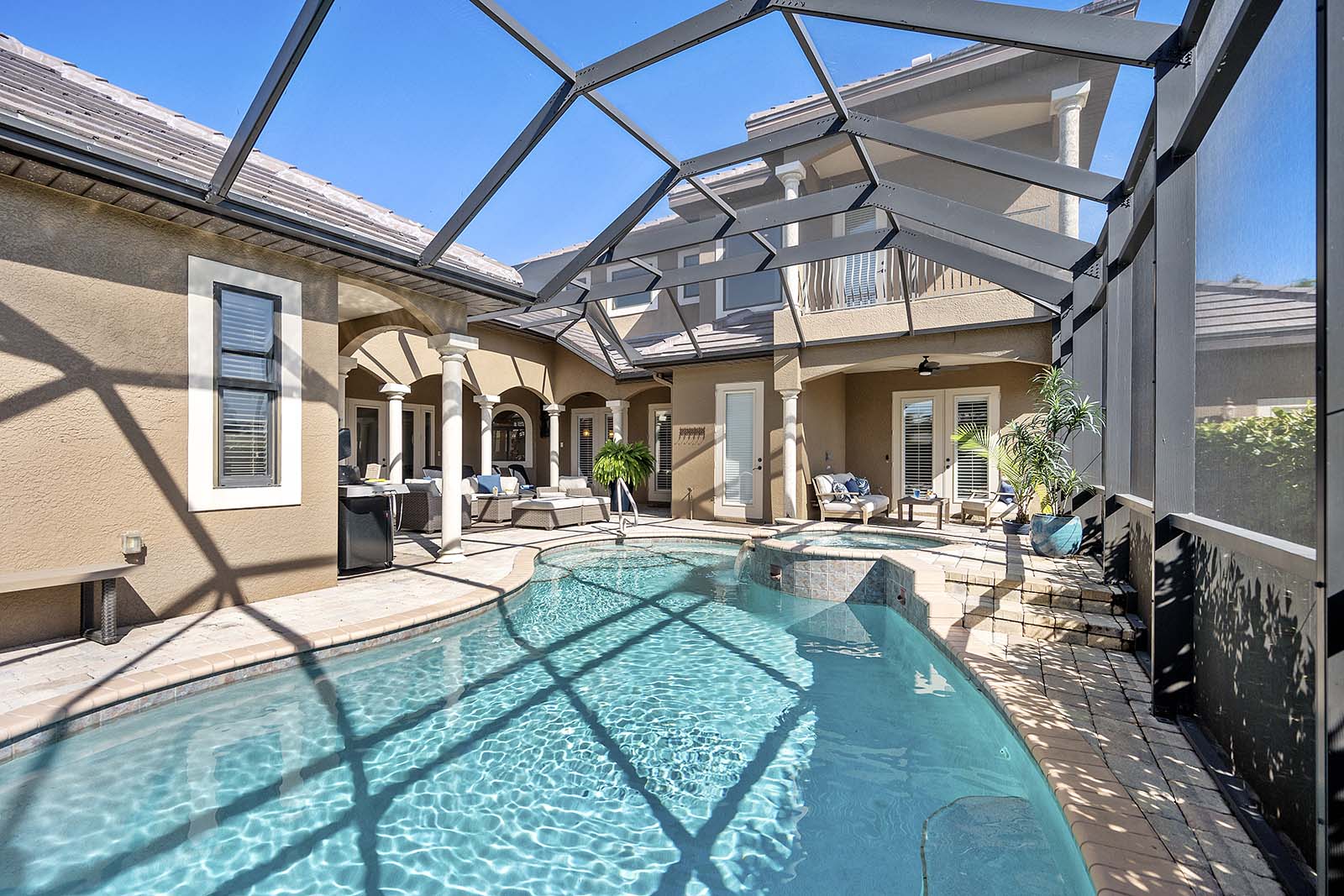 Salzwasser-Pool mit Spa auf der Lanai, Blick auf den Kanal.