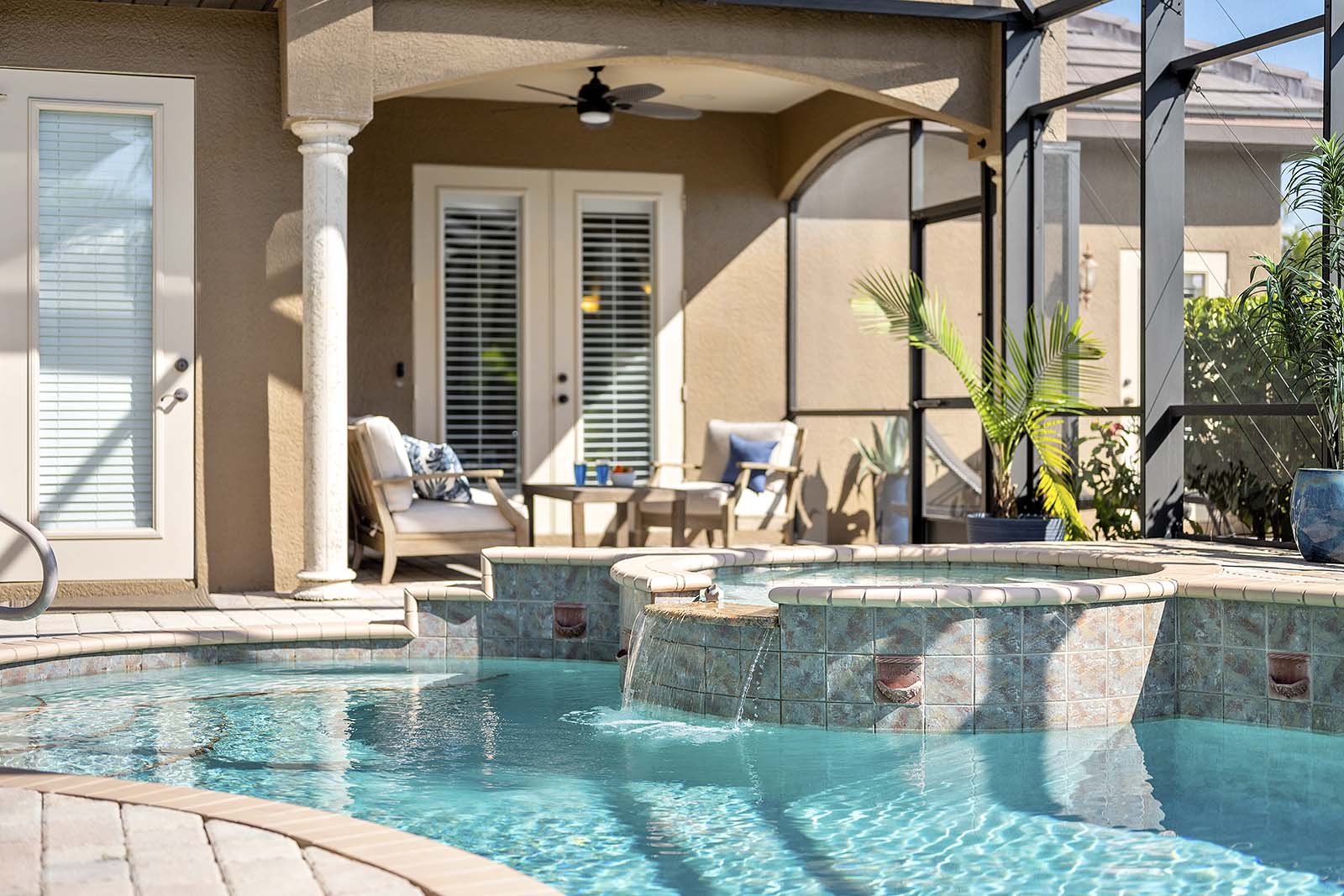 Pool- und Spa-Bereich auf der Lanai mit Blick auf den Kanal.