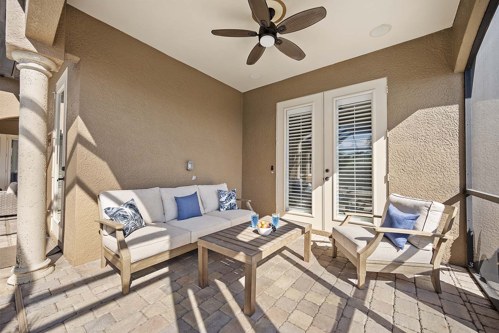 Überdachte Lanai mit Sitzbereich und Blick auf den Kanal.