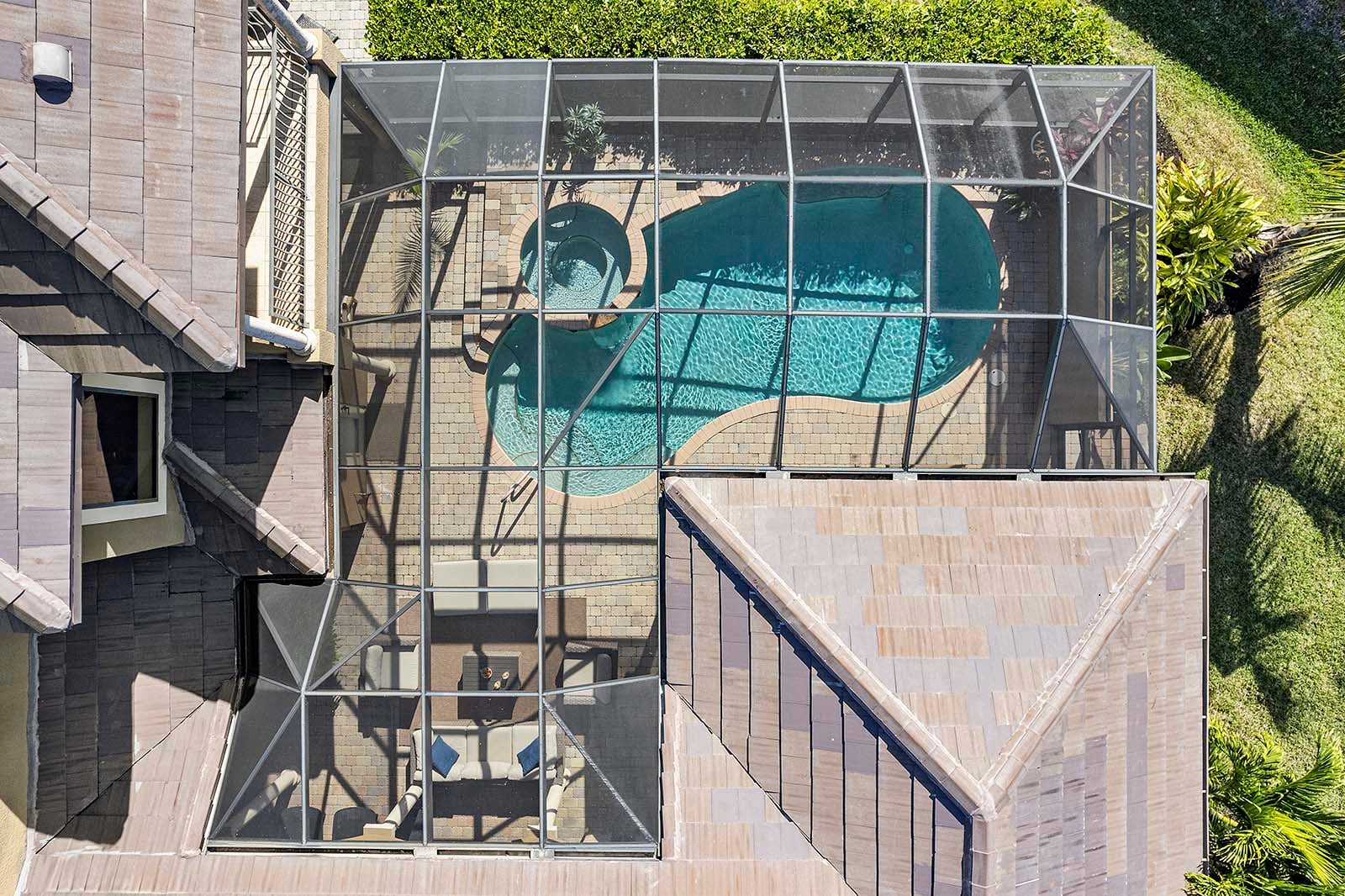 Poolbereich mit Salzwasser-Pool und Spa auf der Lanai mit Blick auf den Kanal.