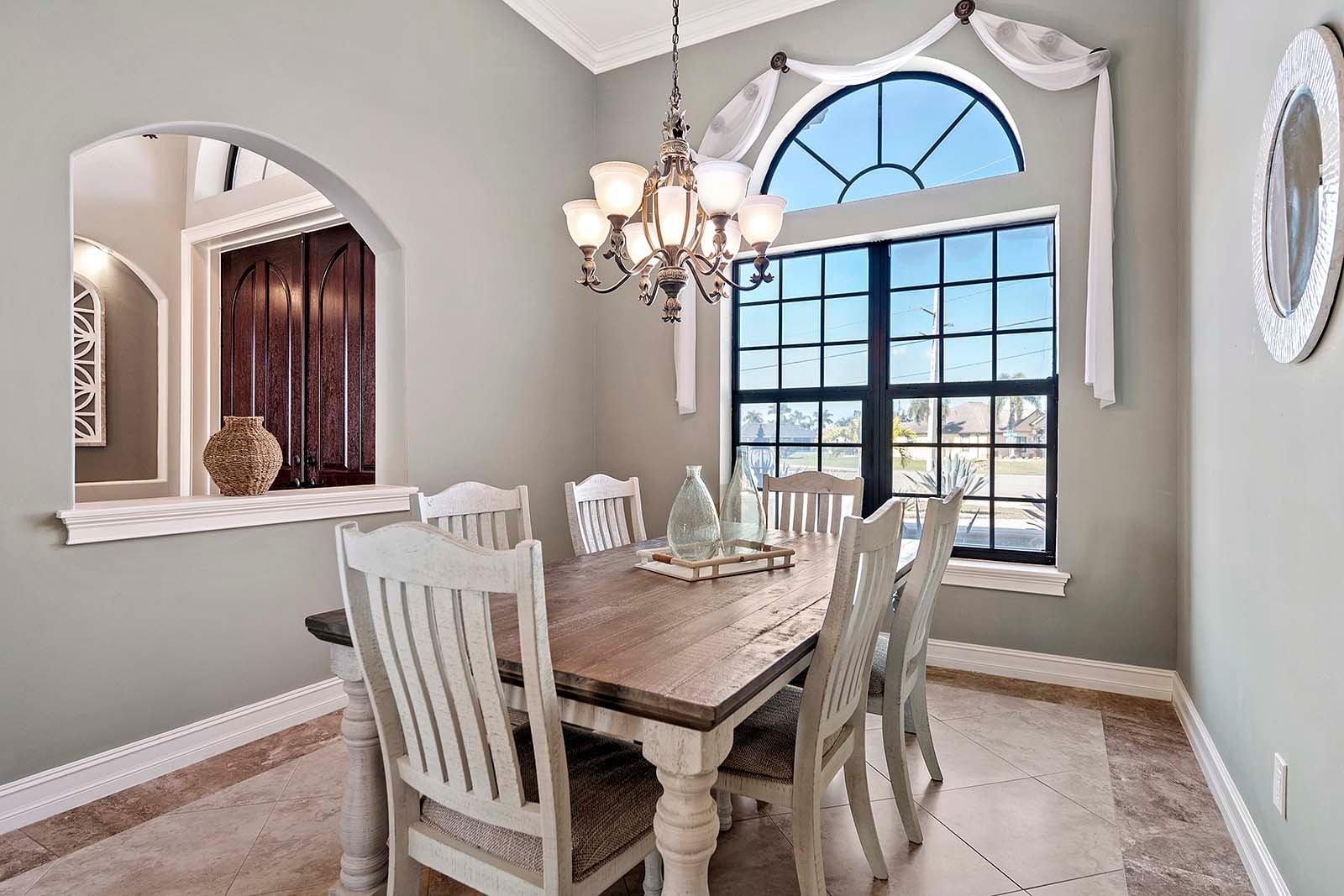 Pool- und Spa-Bereich auf der Lanai mit Sitzplätzen und Blick auf den Kanal.