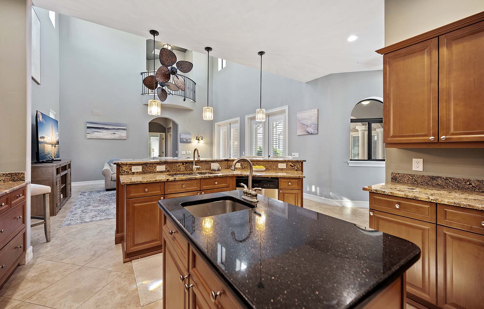 Pool- und Spa-Bereich auf der Lanai mit Blick auf den Kanal.