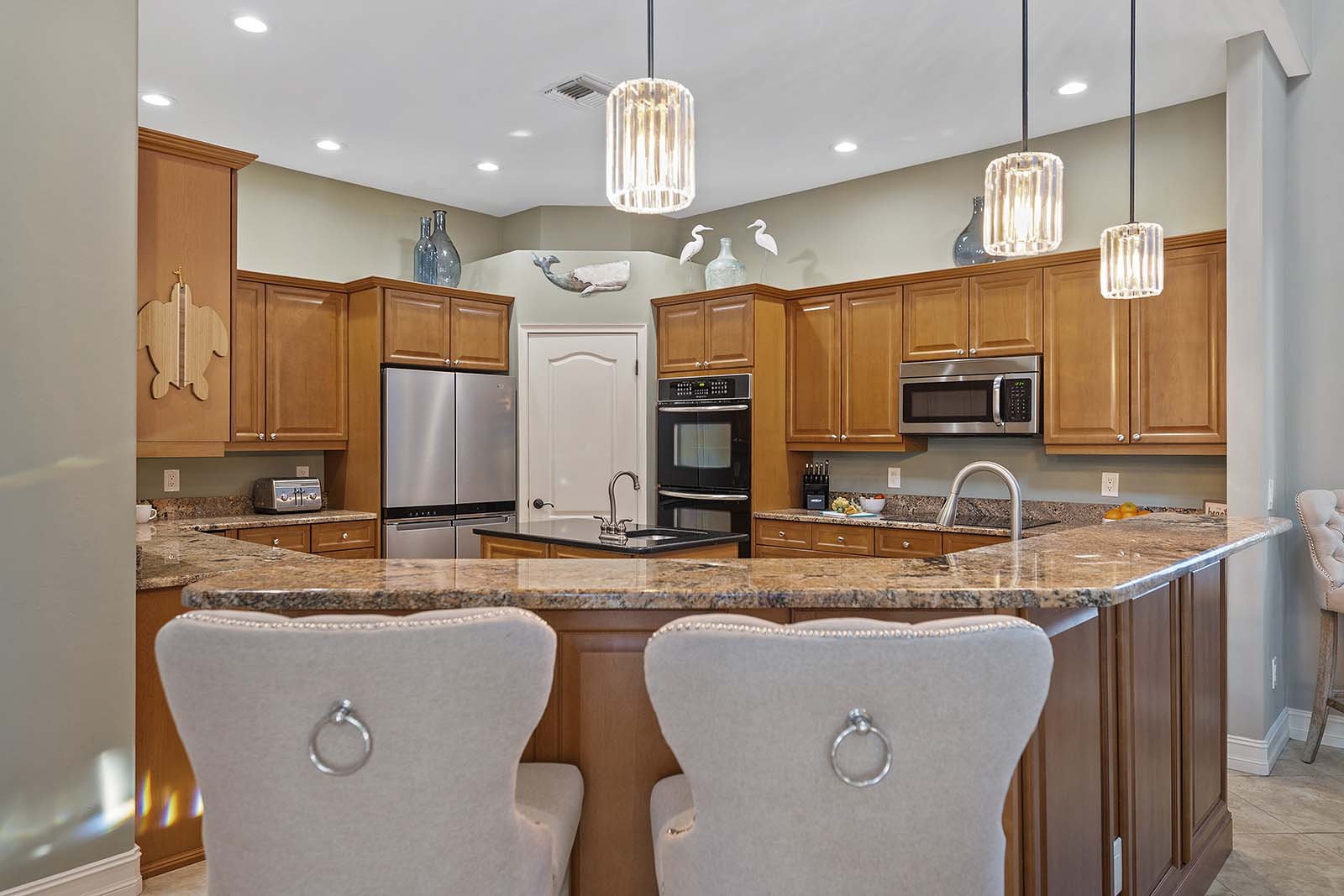 Überdachte Lanai mit Sitzbereich und Blick auf den Kanal.