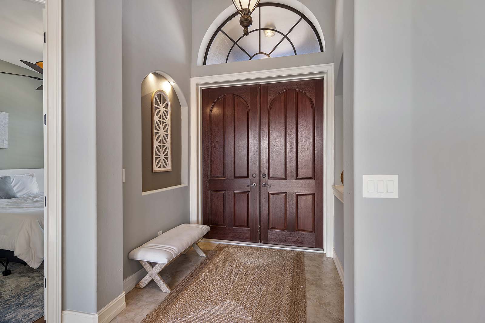 Poolterrasse mit Salzwasser-Pool und Spa am Kanal, Sitzbereich unter der Lanai.