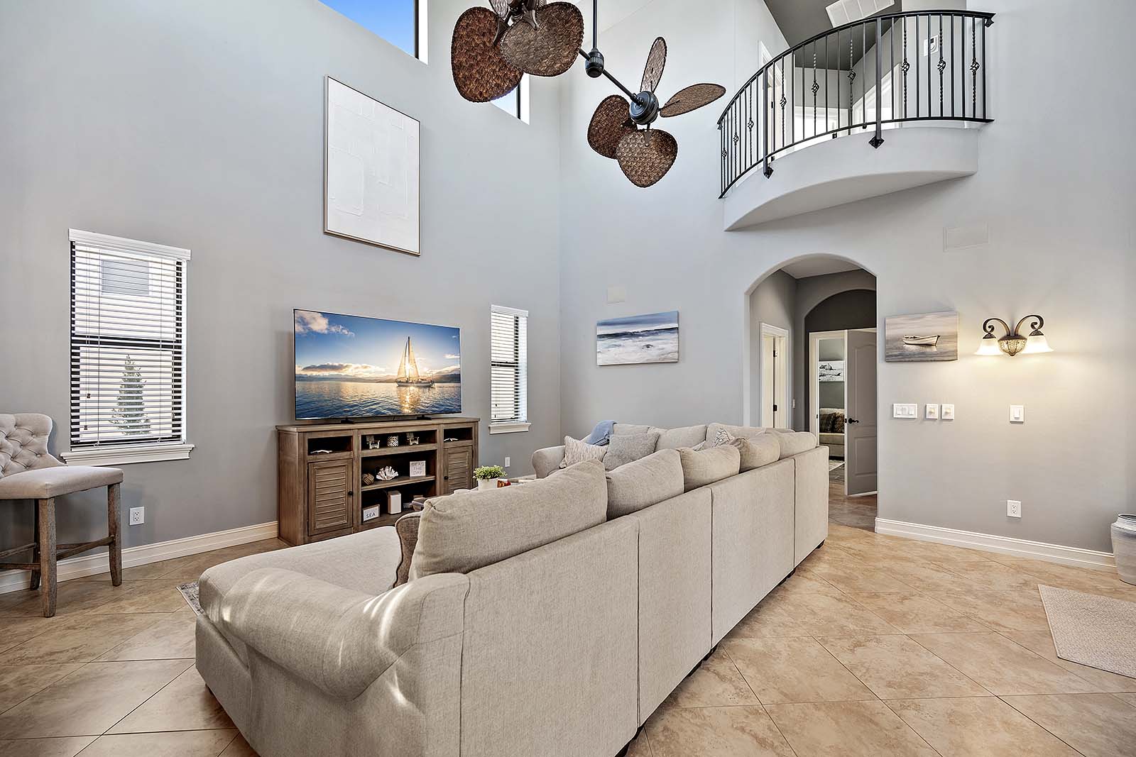 Poolbereich mit Salzwasser-Pool und Spa auf der Lanai mit Blick auf den Kanal.