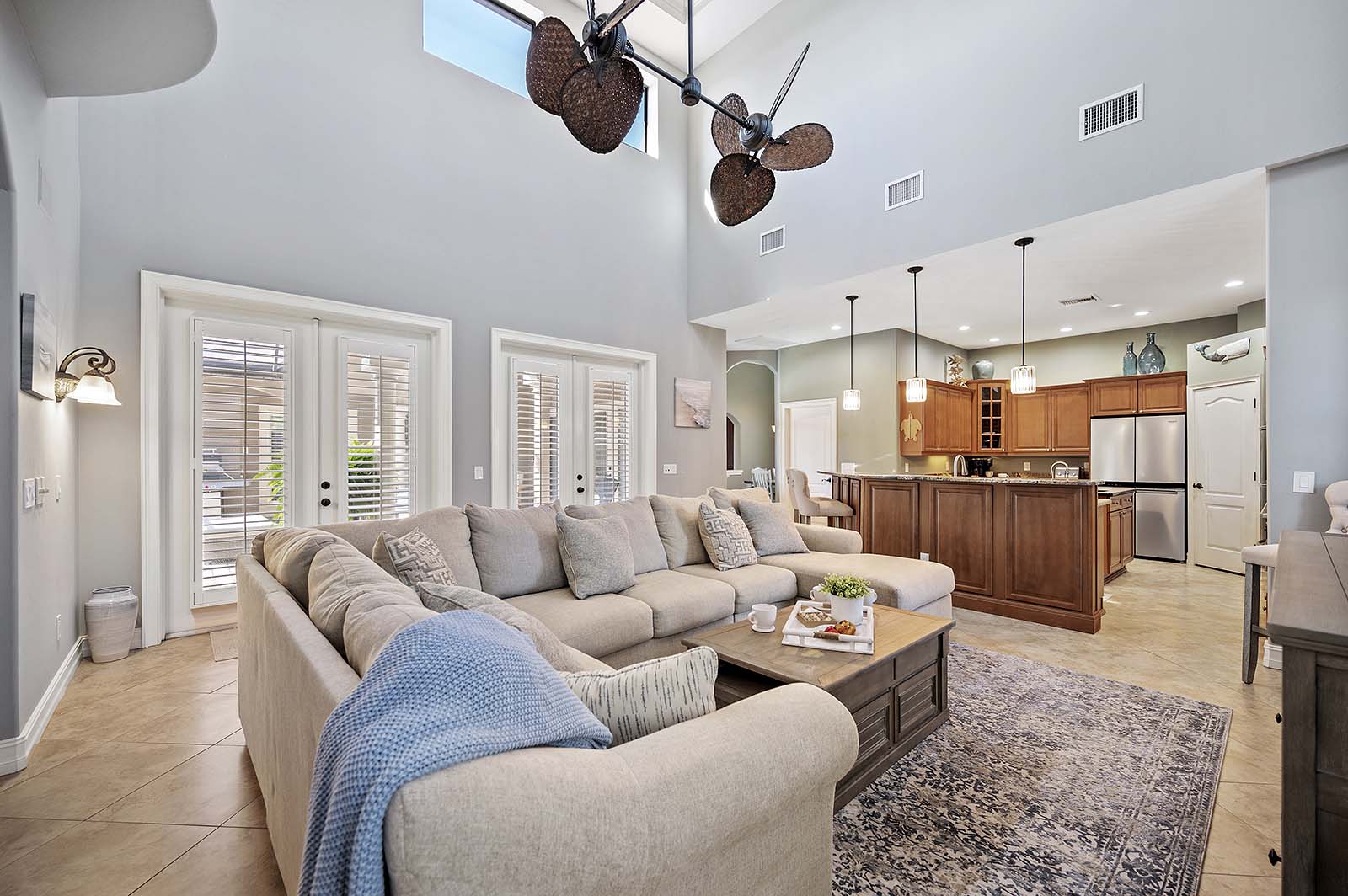 Blick auf den Salzwasser-Pool mit Spa auf der Lanai am Kanal.