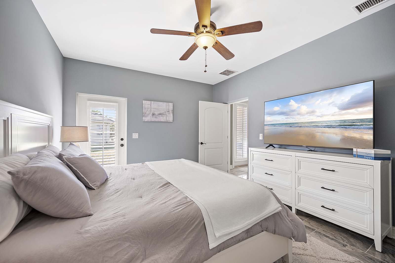 Poolbereich mit Salzwasser-Pool und Spa auf der Lanai mit Blick auf den Kanal.