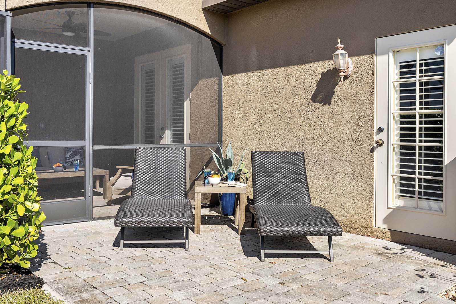 Poolbereich mit Salzwasser-Pool und Spa auf der Lanai mit Blick auf den Kanal.
