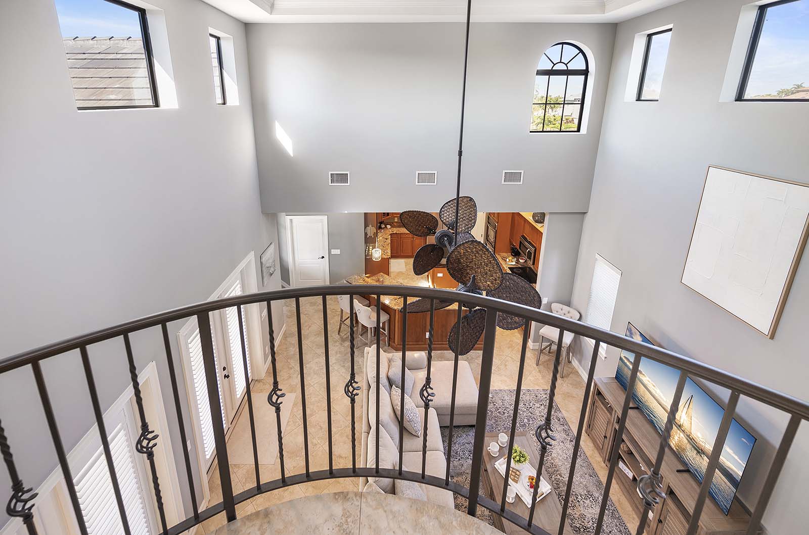 Poolbereich mit Salzwasser-Pool und Spa auf der Lanai, Blick auf den Kanal.