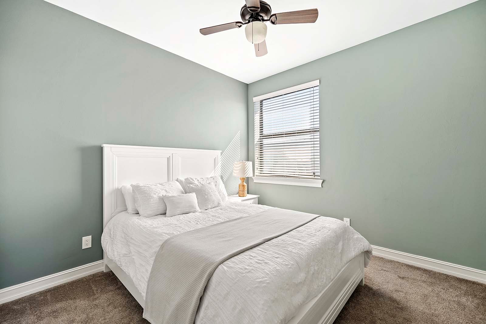 Sonnige Poolterrasse mit Salzwasser-Pool und Spa am Kanal.