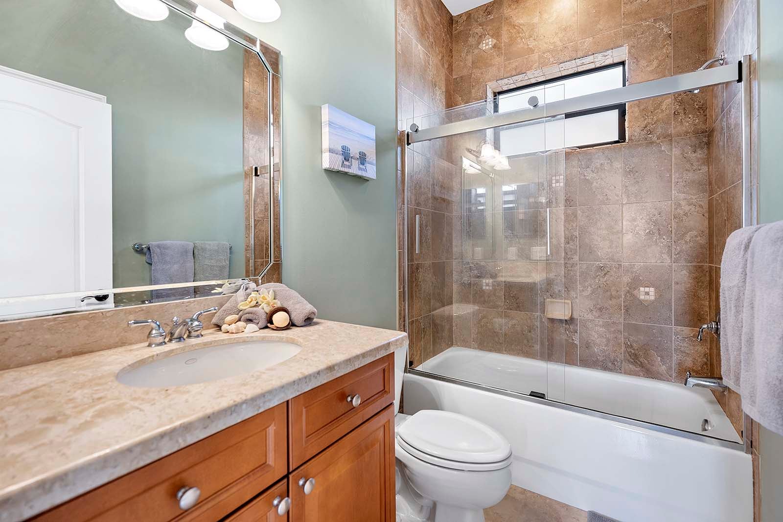 Poolterrasse mit Salzwasser-Pool und Spa, Blick auf den Kanal.