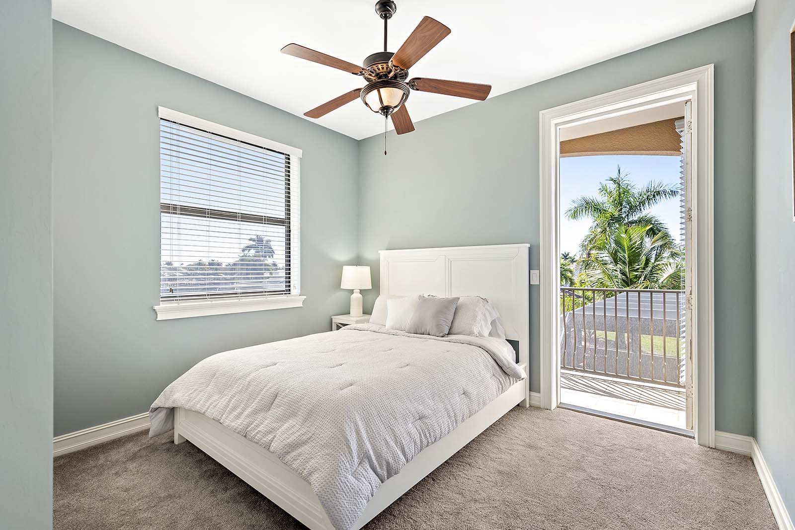 Überdachte Lanai mit Sitzbereich und Blick auf den Kanal.