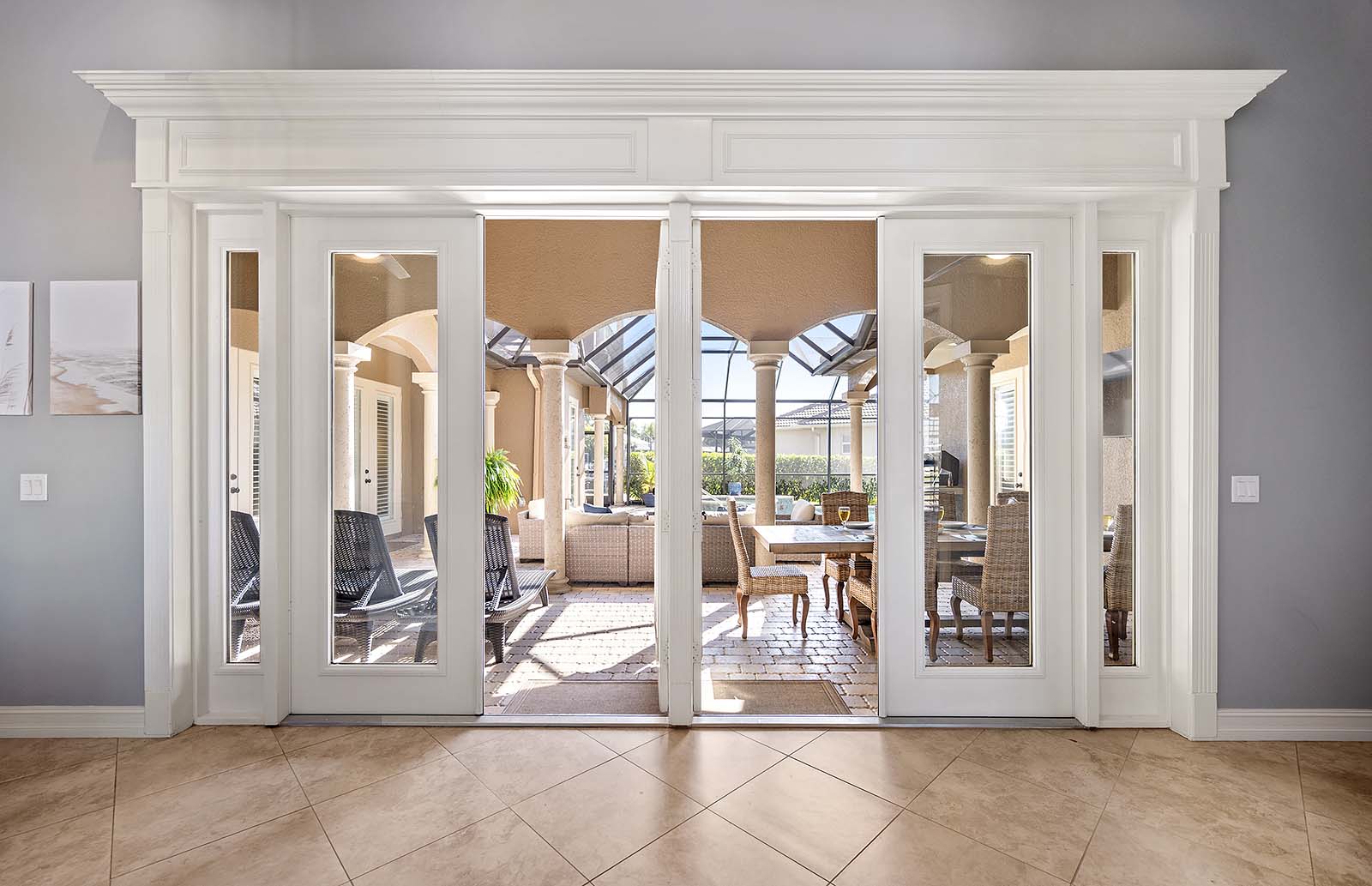 Überdachte Lanai mit Sitzbereich und Blick auf den Kanal.