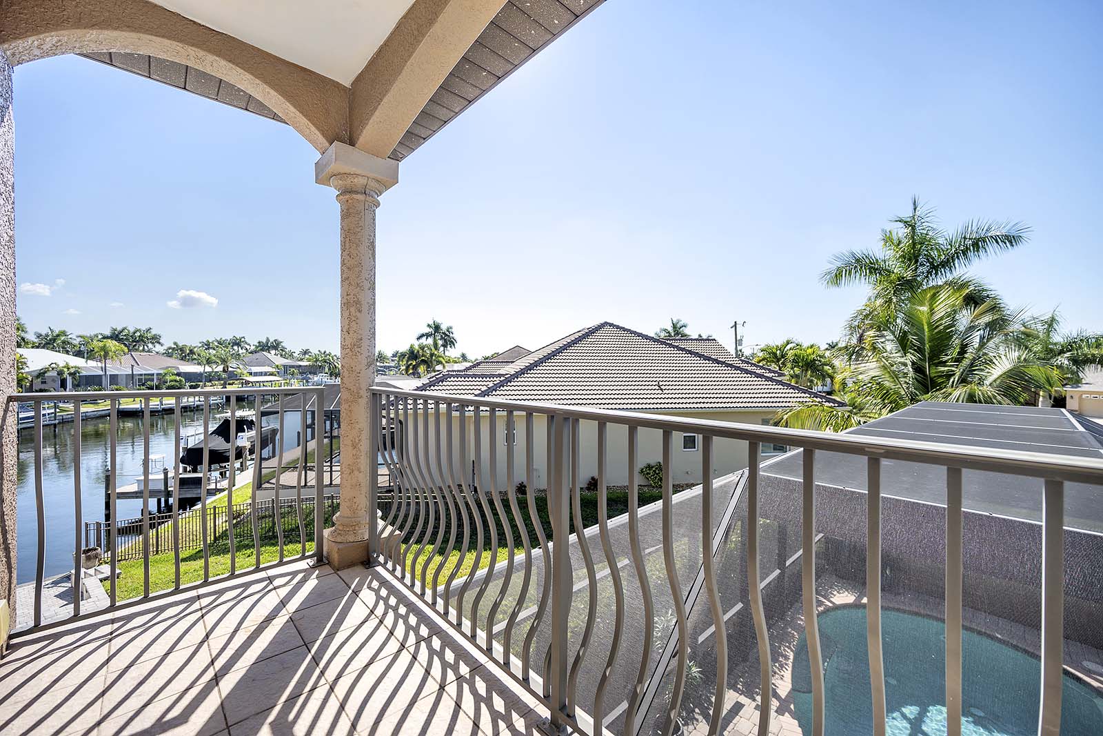 Außenbereich mit Salzwasser-Pool und Spa am Kanal, Sitzbereich auf der Lanai.