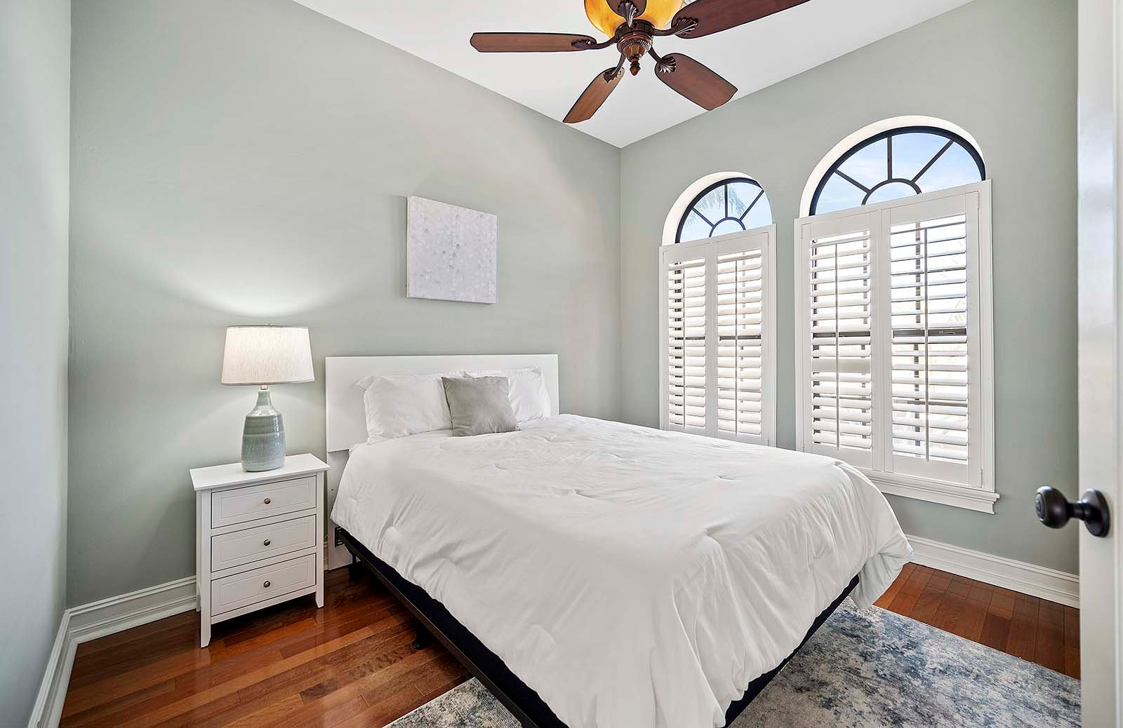 Poolbereich mit Salzwasser-Pool und Spa auf der Lanai mit Blick auf den Kanal.