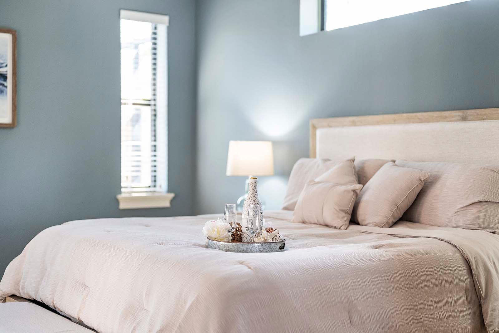 Salzwasser-Pool und Spa auf der Lanai mit Blick auf den Kanal.