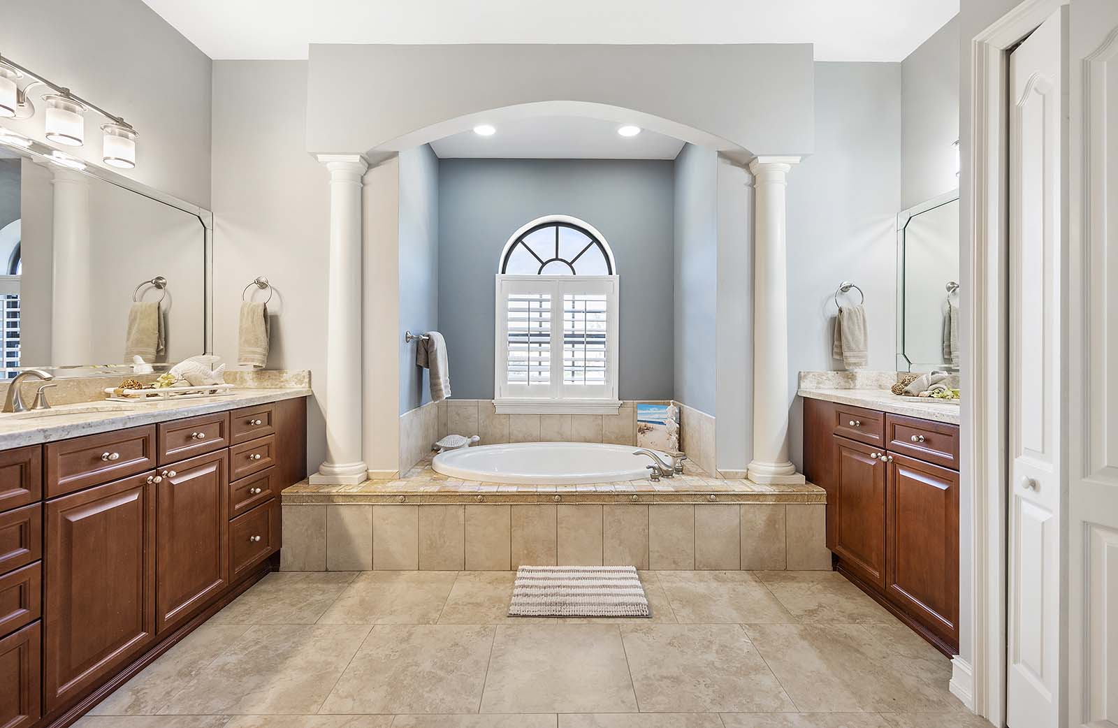 Blick auf den Kanal mit Bootsanleger und Terrasse am Wasser.