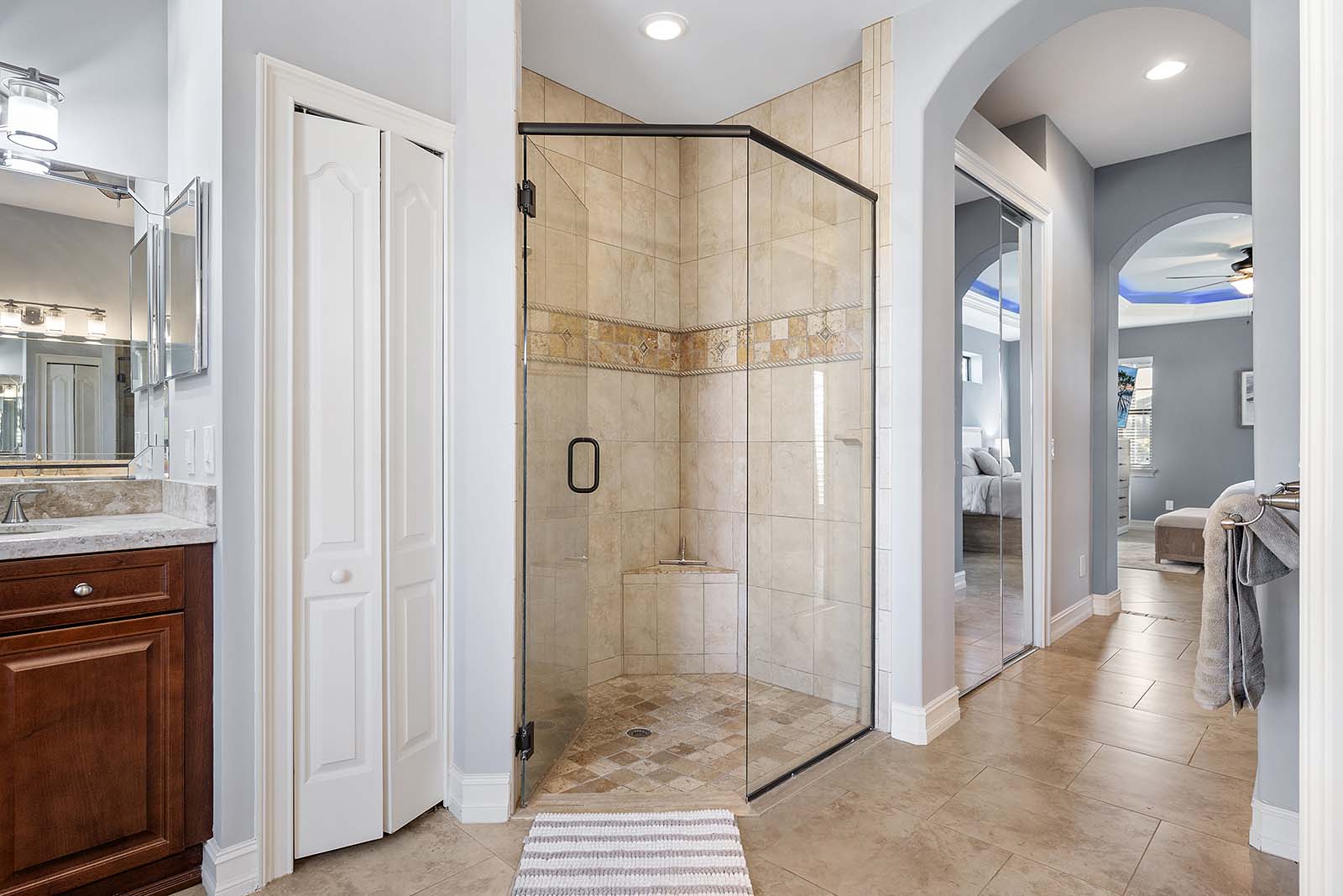 Pool- und Spa-Bereich auf der Lanai mit Blick auf den Kanal.