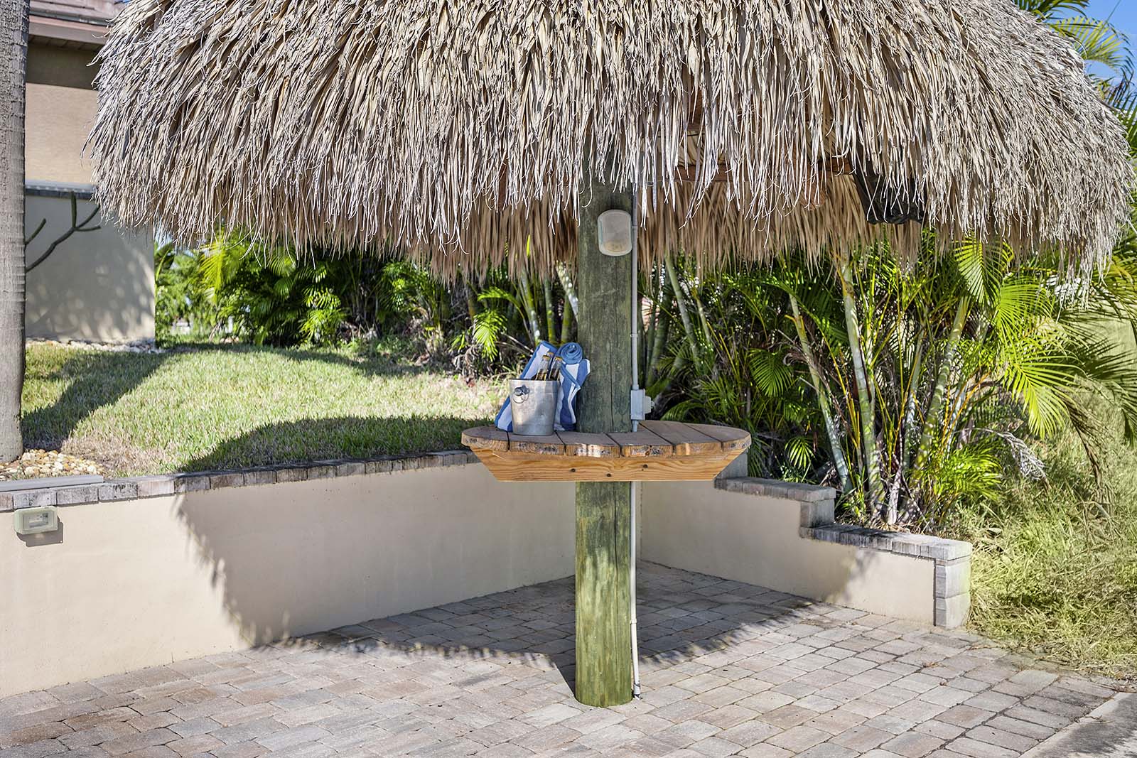 Außenbereich mit Salzwasser-Pool und Spa auf der Lanai mit Blick auf den Kanal.