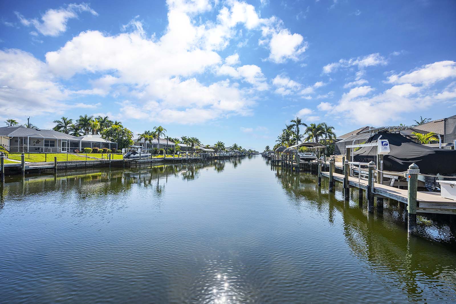 Pool- und Spa-Bereich auf der Lanai mit Blick auf den Kanal.