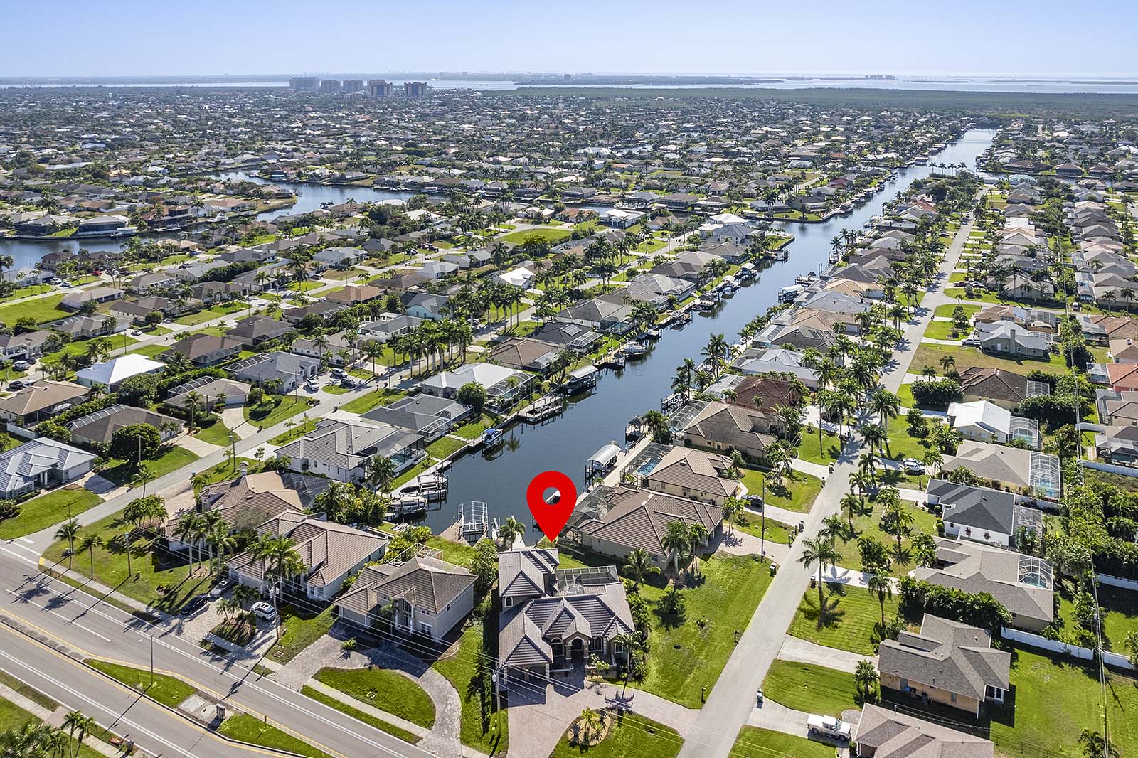 Salzwasser-Pool mit Spa auf der Terrasse, Blick auf den Kanal.
