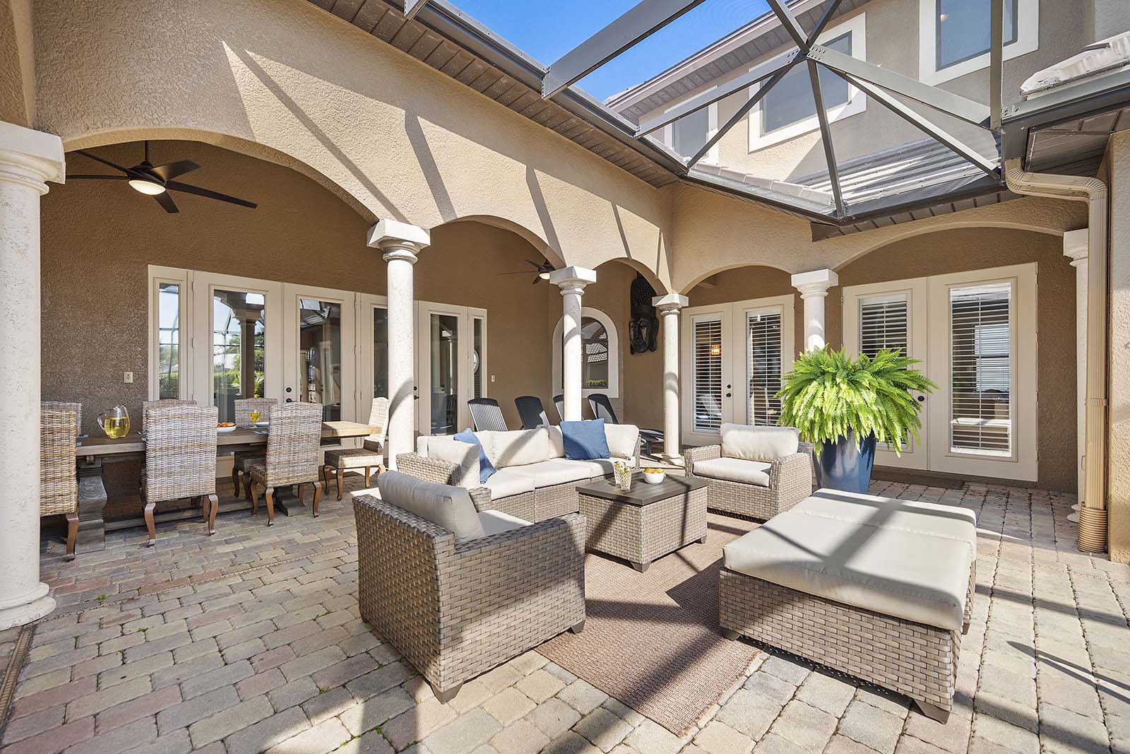 Poolbereich mit Salzwasser-Pool und Spa auf der Lanai mit Blick auf den Kanal.