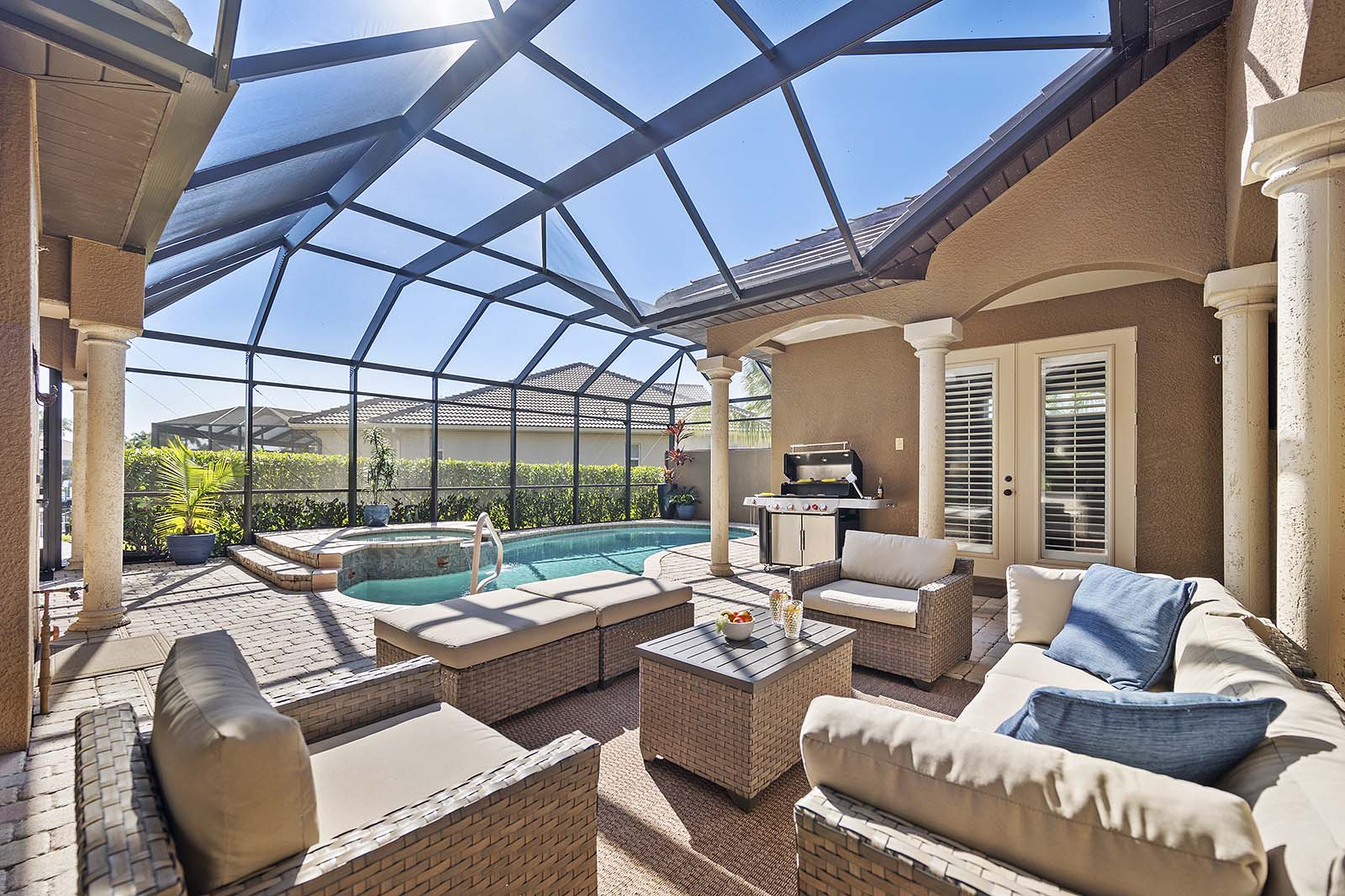 Poolterrasse mit Salzwasser-Pool und Spa am Kanal, Palmenblick.