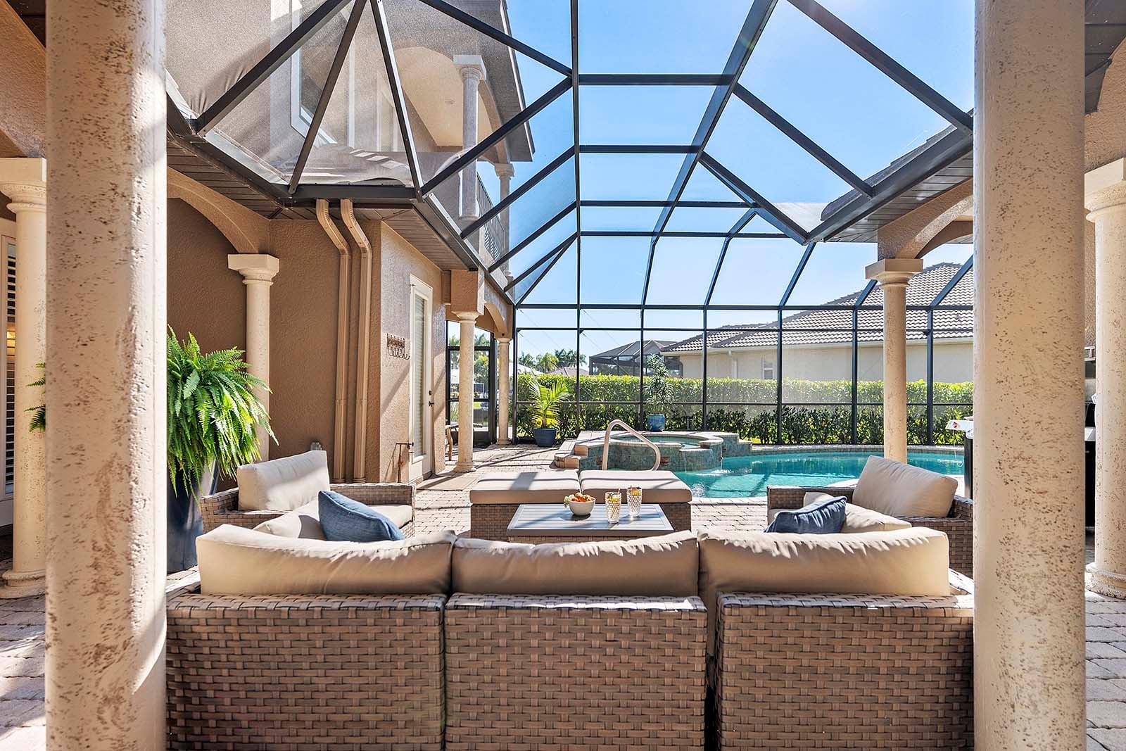 Poolbereich mit Salzwasser-Pool und Spa auf der Lanai mit Blick auf den Kanal.