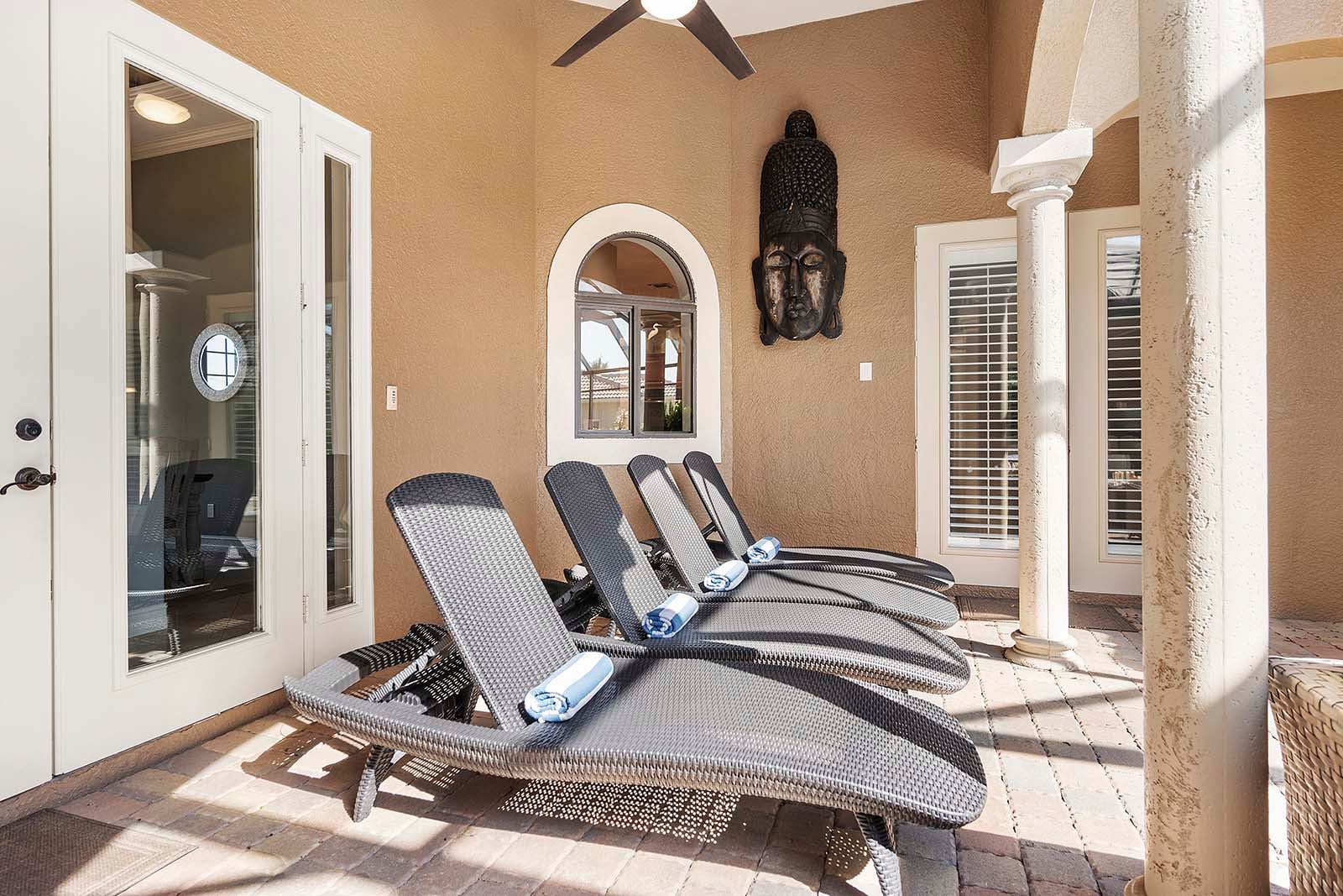 Poolterrasse mit Salzwasser-Pool und Spa am Kanal mit Palmenblick.