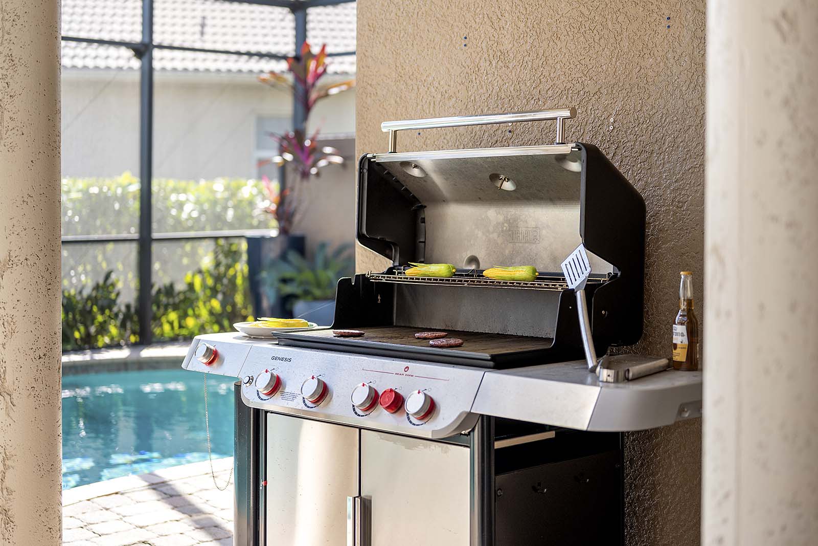 Salzwasser-Pool und Spa auf der Lanai mit Blick auf den Kanal.