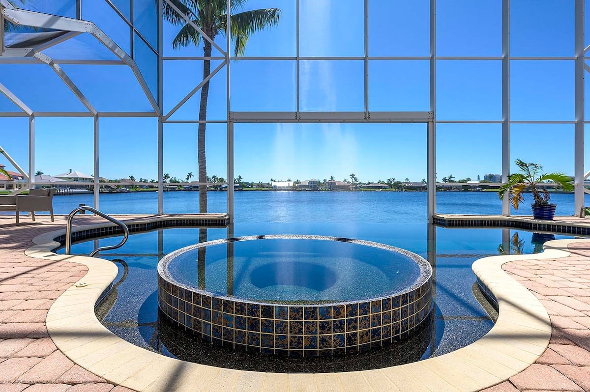 Beheizter Pool auf der sonnigen Terrasse mit Blick auf den Kanal.