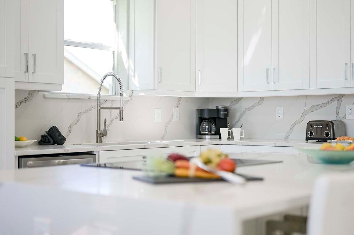 Beheizter Pool auf der sonnigen Terrasse am Kanal.