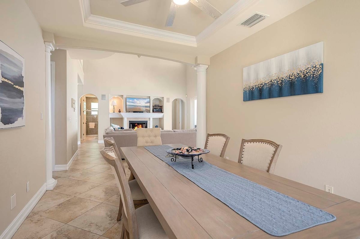 Beheizter Pool auf der sonnigen Terrasse mit Blick auf den Kanal.