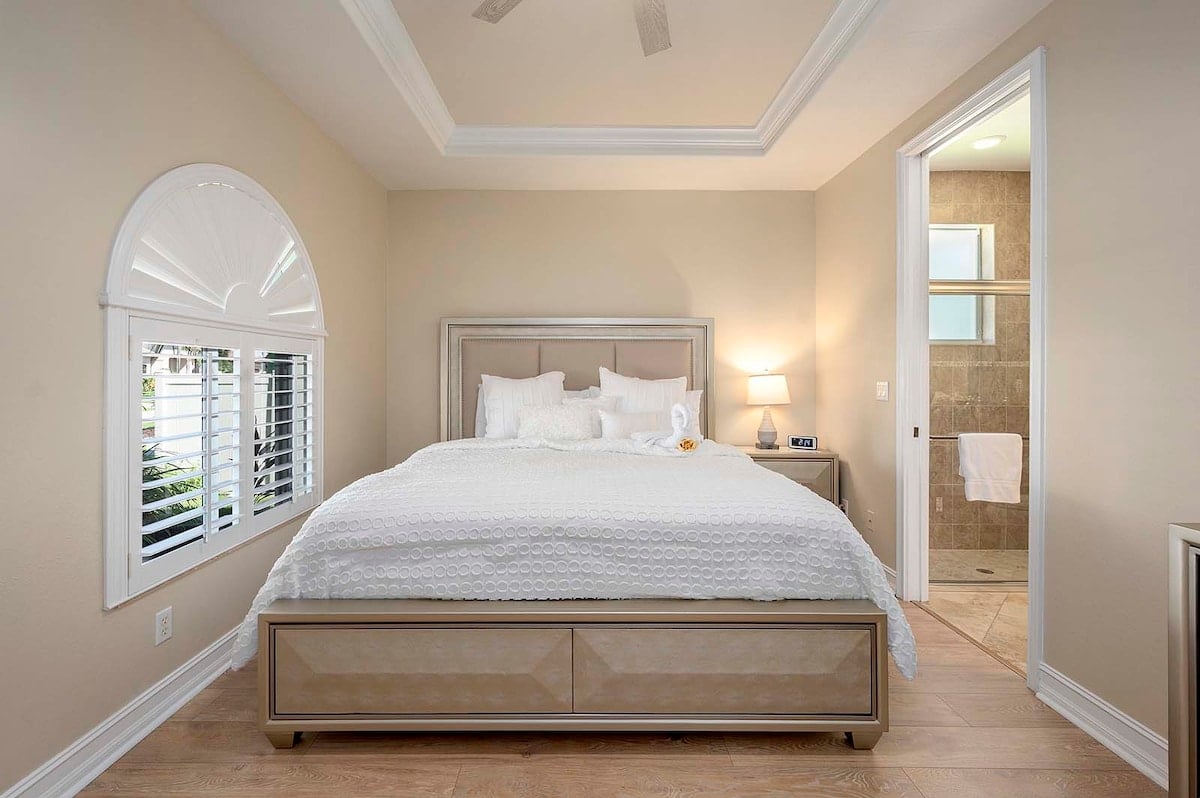 Beheizter Pool auf der sonnigen Terrasse mit Blick auf den Kanal.