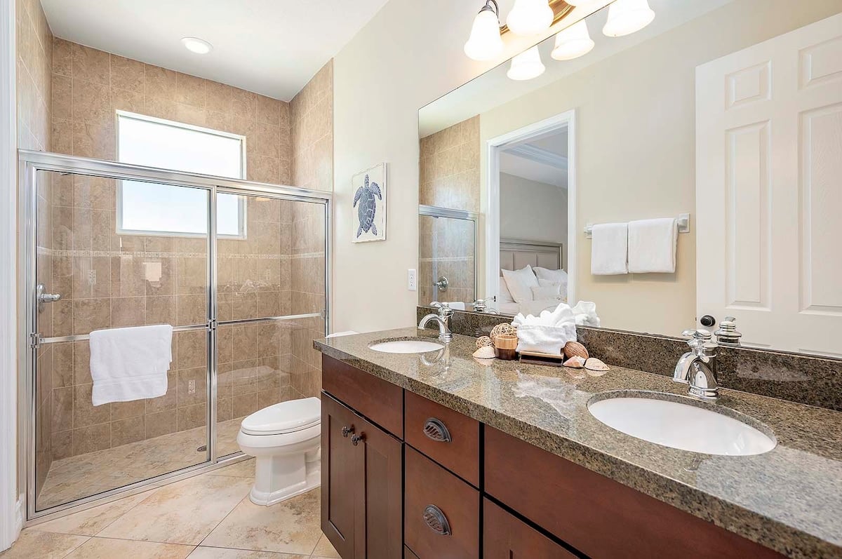 Beheizter Pool auf der sonnigen Terrasse mit Blick auf den Kanal.