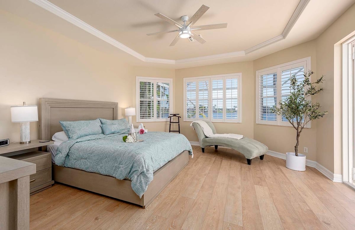 Beheizter Pool auf der sonnigen Terrasse mit Blick auf den Kanal.