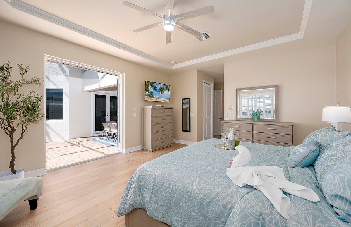 Beheizter Pool auf der sonnigen Terrasse mit Blick auf den Kanal.