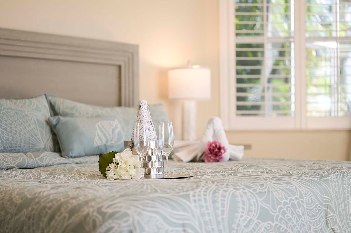 Beheizter Pool auf der sonnigen Terrasse mit Blick auf den Kanal.