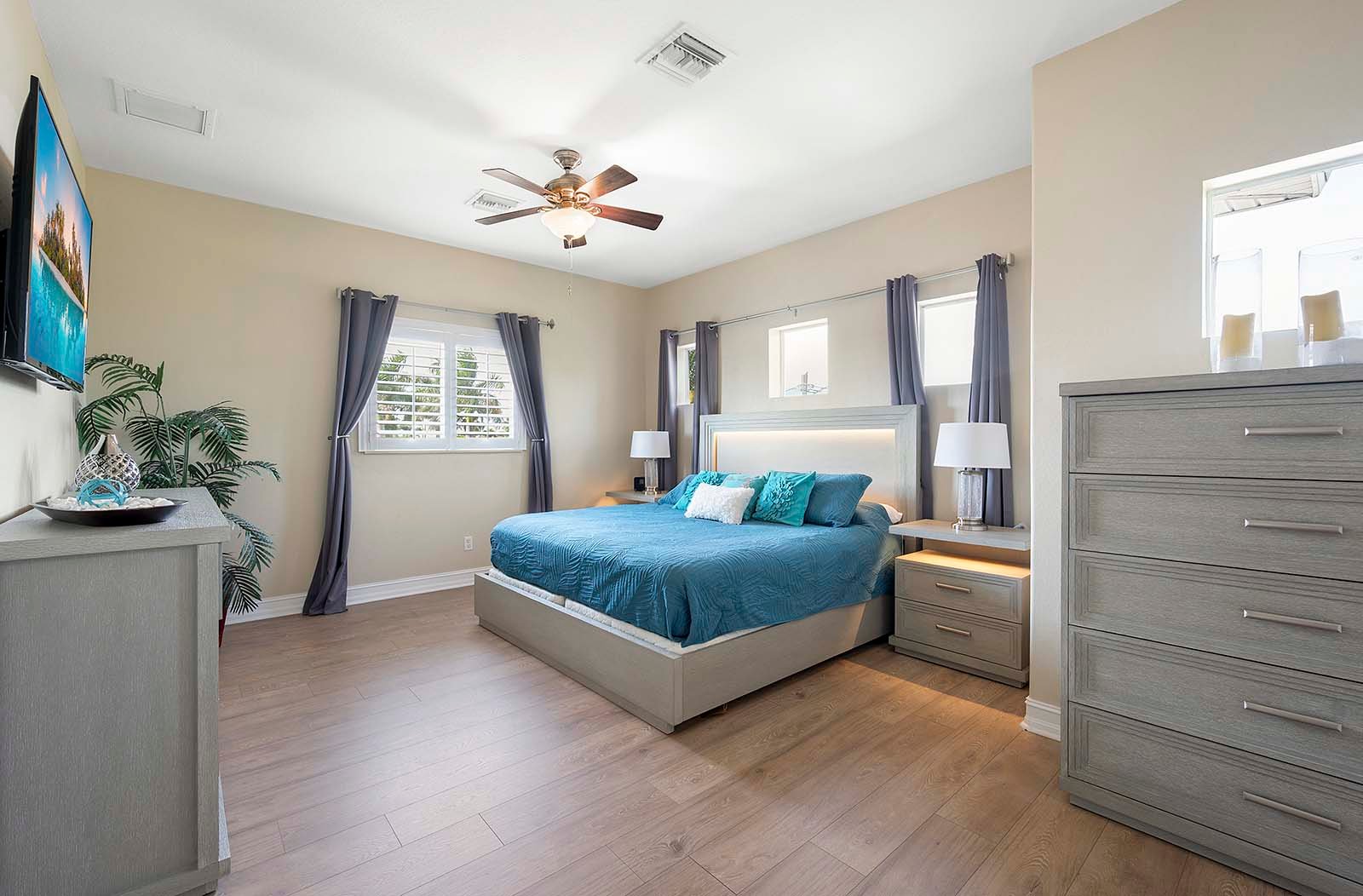 Beheizter Pool auf der sonnigen Lanai mit Blick auf den Kanal.