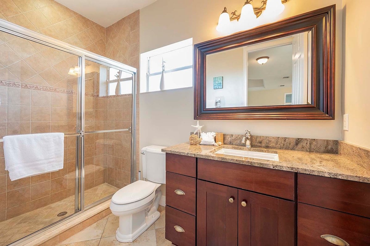 Beheizter Pool auf der sonnigen Terrasse mit Blick auf den Kanal.