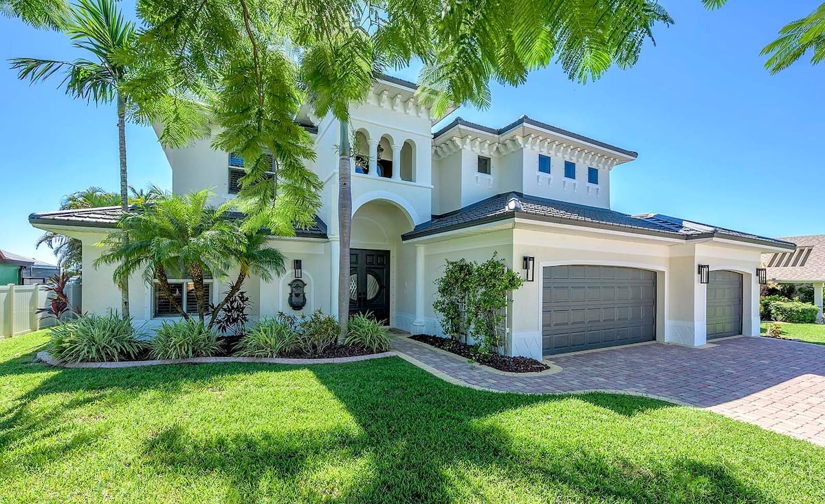 Beheizter Pool auf der sonnigen Terrasse mit Blick auf den Kanal.