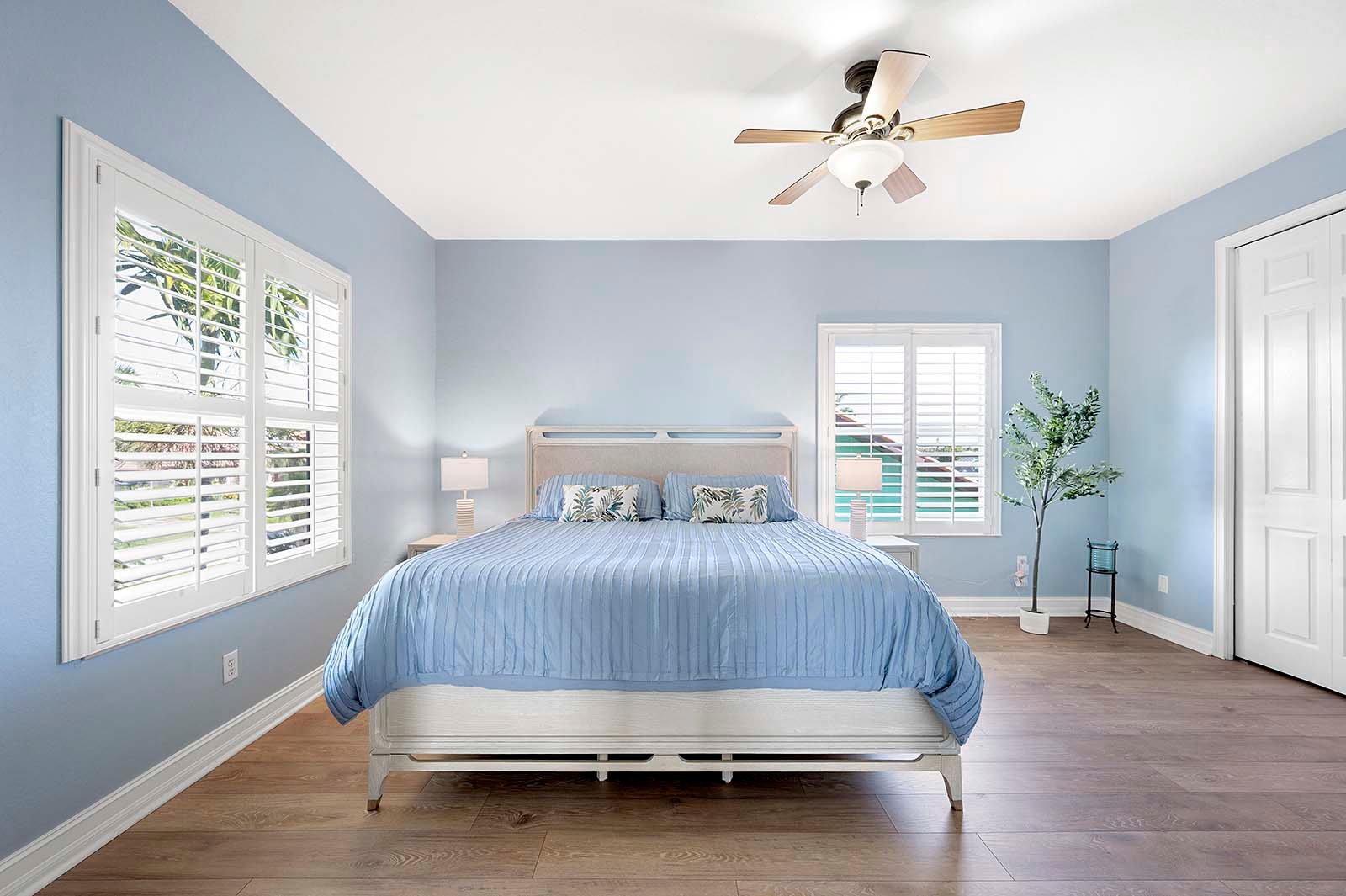 Beheizter Pool auf der sonnigen Terrasse mit Blick auf den Kanal.