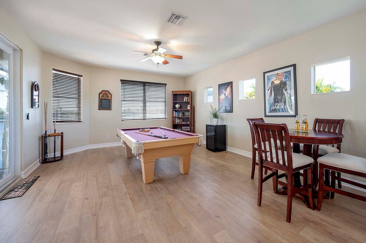 Beheizter Pool auf der sonnigen Terrasse mit Blick auf den Kanal.